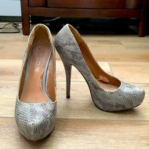 Grey snake skin pumps